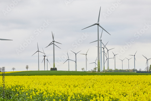 Blick auf Windräder, Haarstrang, Kreis Soest, NRW, Deutschland, April 2024   photo