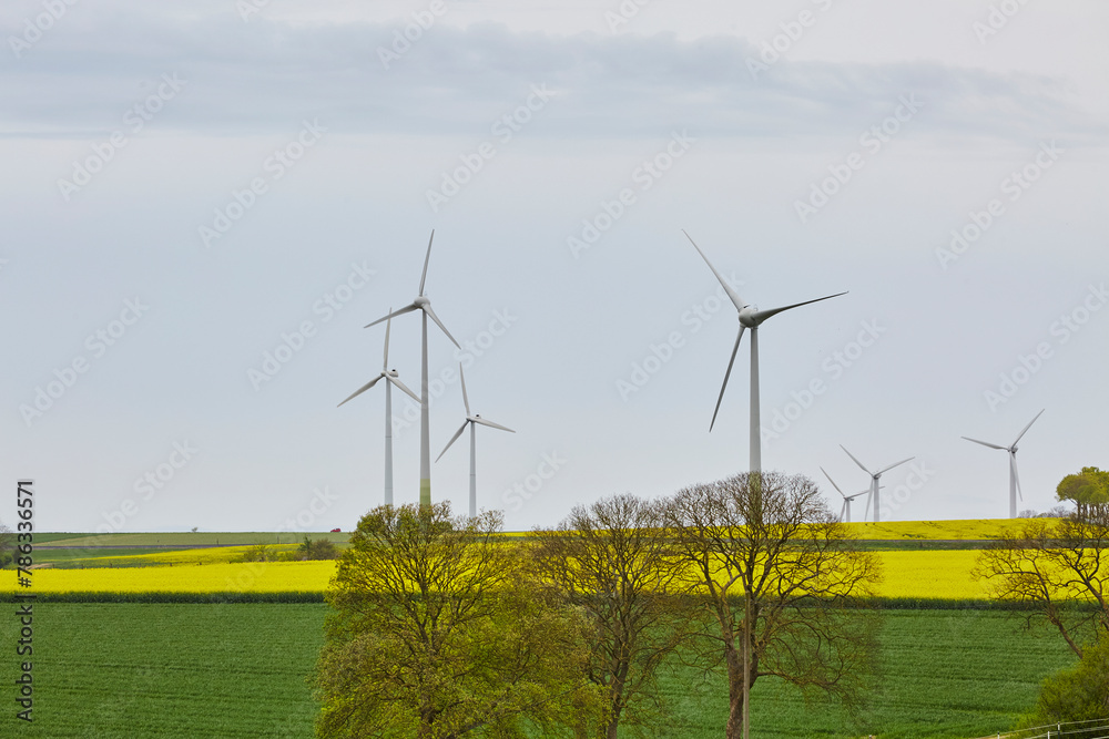 Blick auf Windräder, Haarstrang, Kreis Soest, NRW, Deutschland, April 2024  