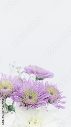 葬儀やお葬式のお供えの花　白と紫の菊　仏花　訃報　供花　喪中 photo