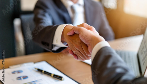 握手するビジネスマン photo
