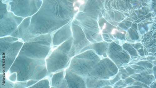 Fondo del reflejo del sol en el agua de una piscina ideal para texturas acuáticas vacacionales photo