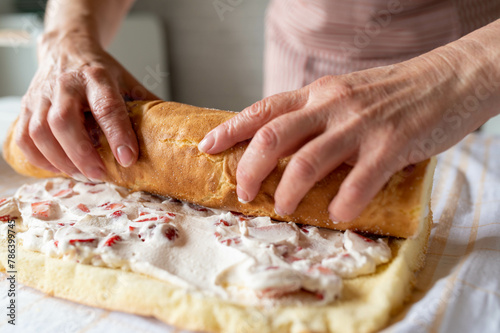 Fotografi Making a cake roulade or swiss roll
