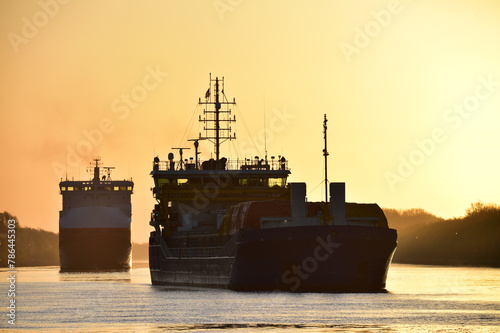 Schiffsverkehr bei Sonnenaufgang im Nord-Ostsee-Kanal photo