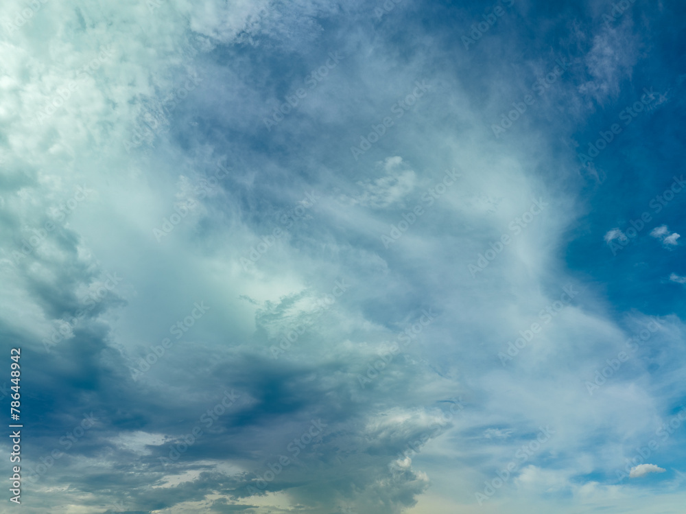 Obraz premium A beautiful sky filled with a mix of fluffy and wispy clouds.