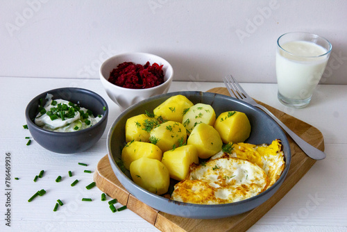 Ziemniaki z jajkiem sadzonym, maślanką, buraczkami i mizerią. Wiosenny obiad