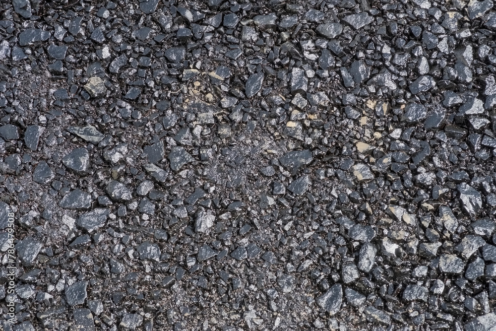Świeżo zagęszczona pierwsza warstwa asfaltu. Wylewanie podstawowej pierwszej warstwy asfaltu na budowie nowej drogi. - obrazy, fototapety, plakaty 