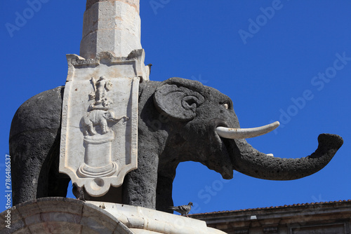 Der Elefant aus Lavastein gehauen trägt einen ägyptischen Obelisken auf der Piazza del Duomo, Catania, Sizilien