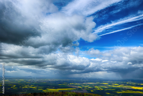 Ciemne burzowe chmury nad doliną.  © DarSzach