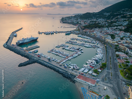 Vista aerea di un'alba al porto di Casamicciola ad Ischia. Un isola a Napoli