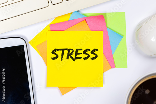 Stress im Job Burnout Entspannung Erschöpfung als Business Konzept auf Schreibtisch