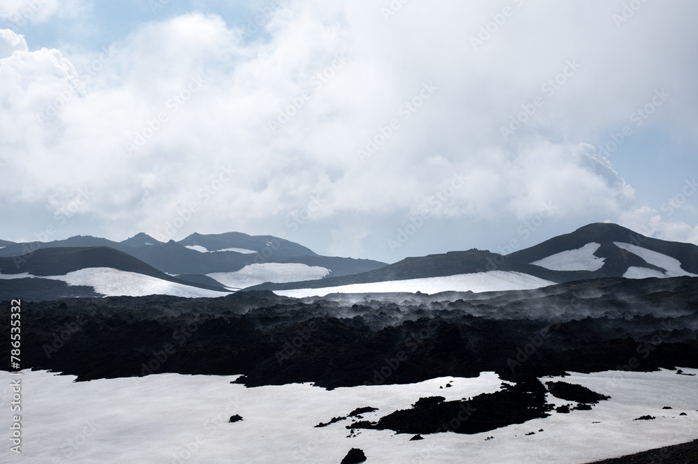 Φωτογραφία Volcano with snow and black lava on Icelandic highlands at Landmannalaugar, Iceland