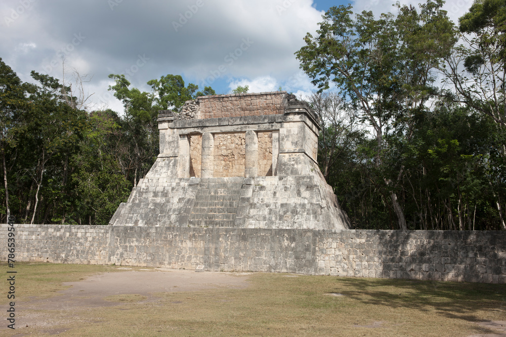 Fototapeta premium Mexico ruins of the Mayan city of Chichen Itza on an ordinary winter day