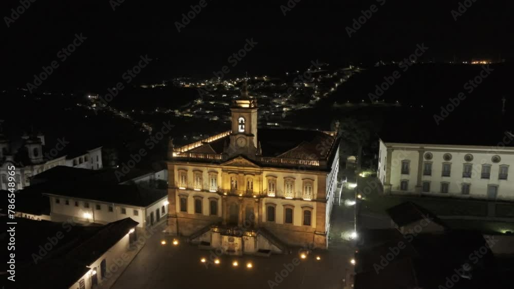 Drone flies forward in medium shot of Museu da Inconfidência in Praça Tiradentes at night Drone flies forward in medium shot of Museu da Inconfidência in Praça Tiradentes at night
