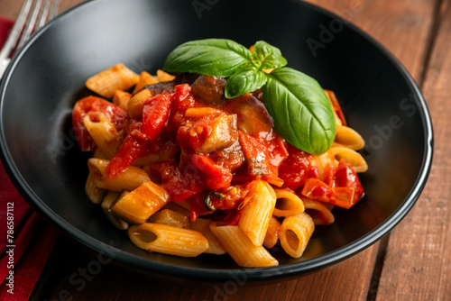 Piatto di pasta alla Norma, ricetta tipica della Cucina Siciliana, cibo italiano 