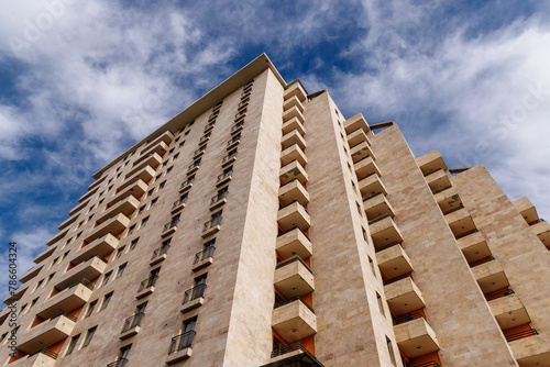 Obraz na płótnie Tall modern apartment building with balconies reaching to the sky. w salonie