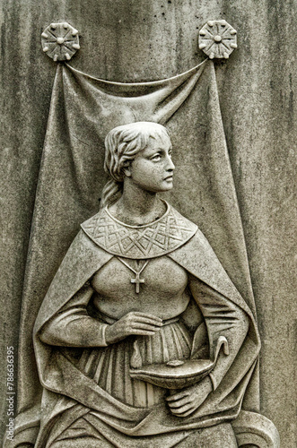 Sculpture en pierre d'une vestale. Cimetière monumental, Milan - Italie photo