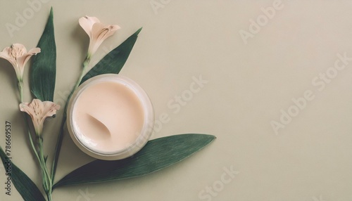 Immagine orizzontale crema in barattolo visione dall'alto con mazzo di fiori su sfondo neutro generato con ia