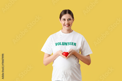 Young pregnant volunteer wi...
