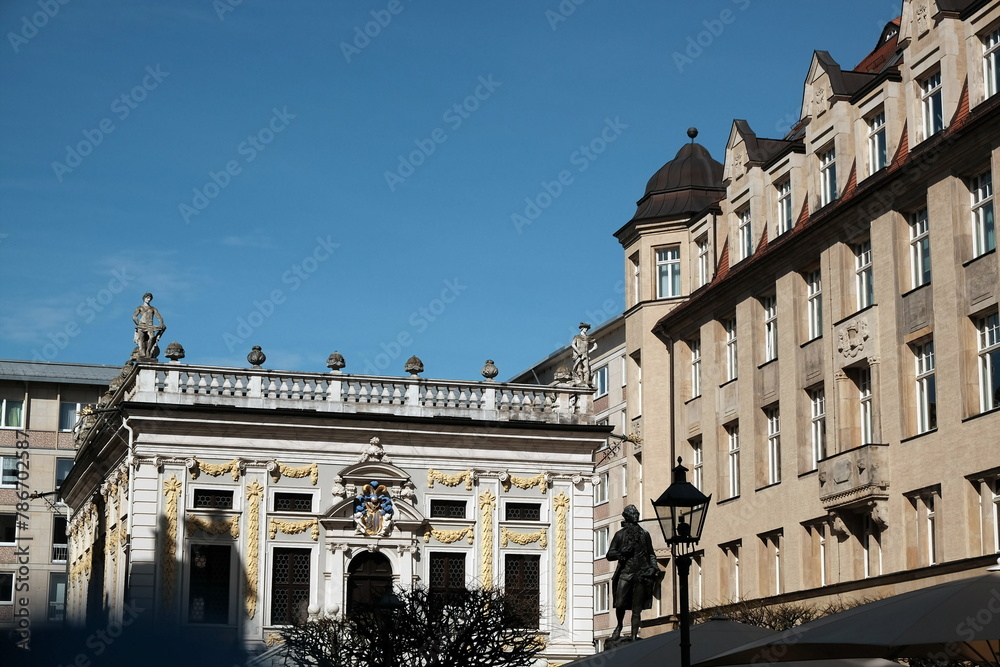 Alte Börse in Barock Architektur, Denkmal von Johann Wolfgang von Goethe und Fassade des Handelshof vor blauem Himmel im Sonnenschein am Naschmarkt in der Innenstadt von Leipzig im Freistaat Sachsen Alte Börse in Barock Architektur, Denkmal von Johann Wolfgang von Goethe und Fassade des Handelshof vor blauem Himmel im Sonnenschein am Naschmarkt in der Innenstadt von Leipzig im Freistaat Sachsen