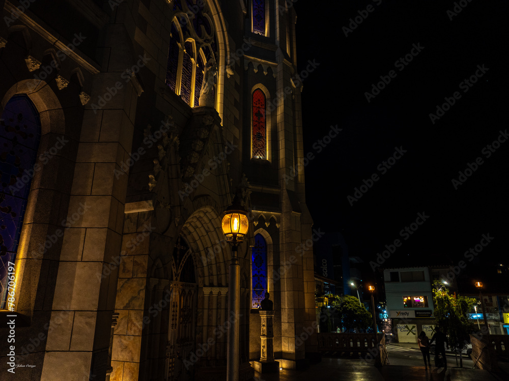 vista iglesia de noche