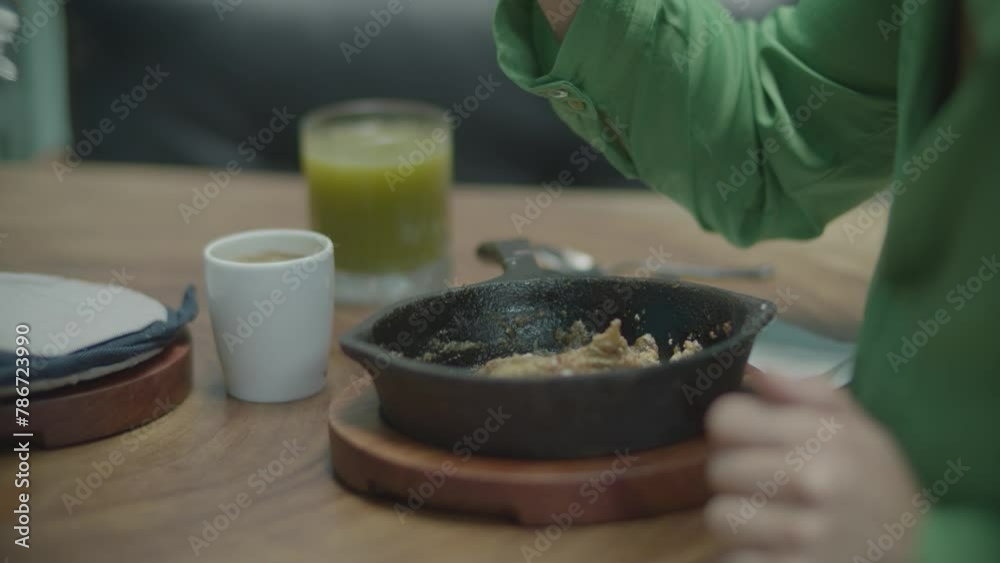 mujer preparando chilaquiles para desayunar