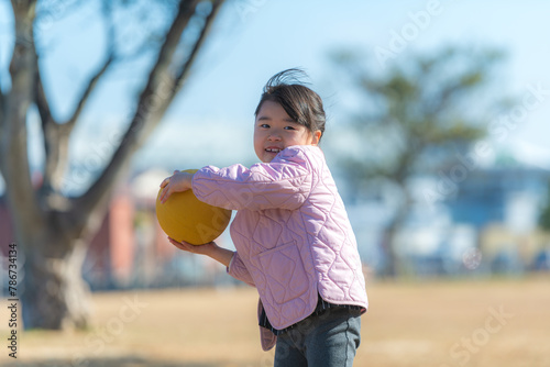 ボールを投げをして遊んでいる女の子