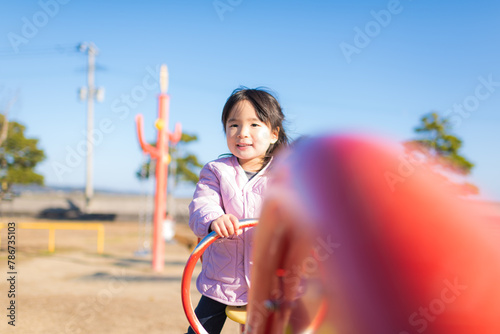 公園で遊んでいる女の子 © kai