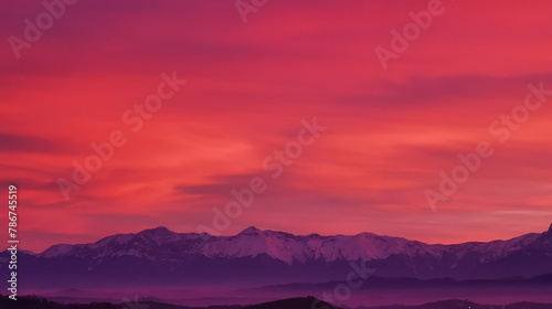 Tramonto rosso fuoco sulle montagne innevate © GjGj