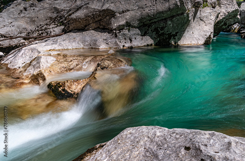 Detailaufnahme Fluss Isonzo (Soca) n Slowenien, Langzeitbelichtung des türkisen Wasser i © Johannes
