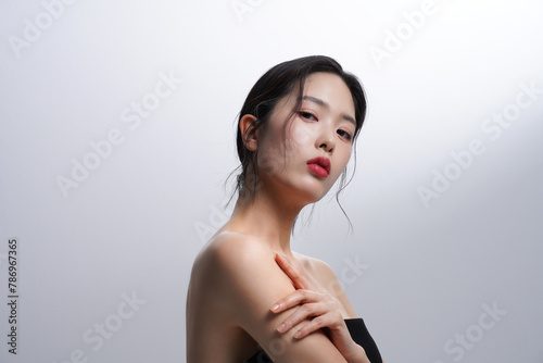 Foto 黒いドレスを着た若い女性のポートレート