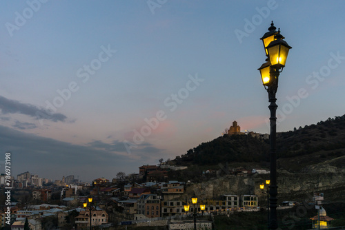 Foto Evening view of Holy Trinity Cathedral of Tbilisi, Georgia from Narikala fortress