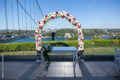 Obraz na płótnie Romantic Wedding: Ceremony Venue with Bosphorus Bridge Backdrop w salonie
