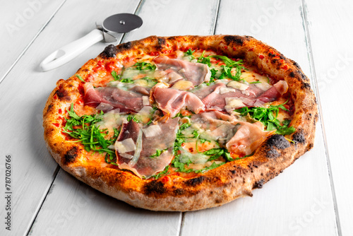 Deliziosa pizza italiana condita con sugo, speck e parmigiano  © Alessio Orrù