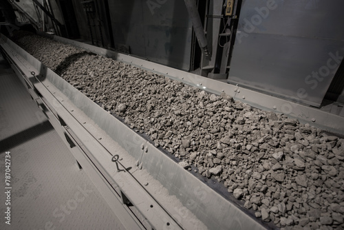 Obraz na płótnie stones on rubber transport conveyor in cement plant w salonie