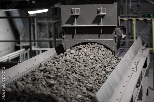 Obraz na płótnie stones on rubber transport conveyor in cement plant w salonie