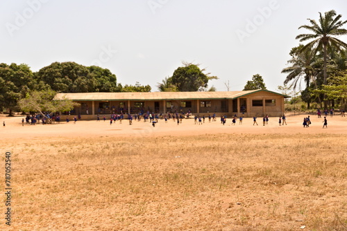 Canvastavla Escuela africana con niños jugando en el patio