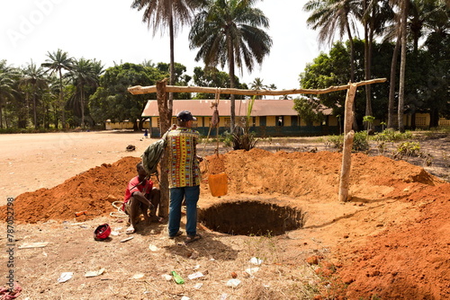 Construyendo pozo a mano en Sierra Leona