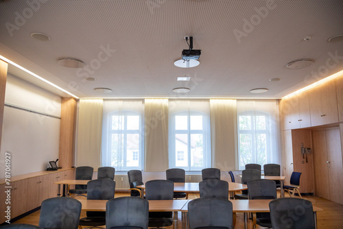 Ein Seminar Raum mit Stühle und Tische