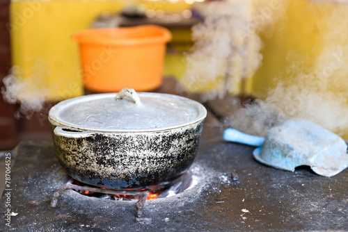 Cocina tradicional fuego de leña África photo