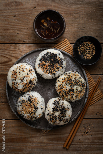 onigiri riz thon avocat sésame rond