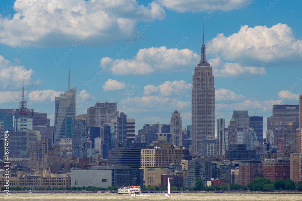 Obraz premium New York City skyline. Manhattan view from Hudson river showing the Empire State Building. 