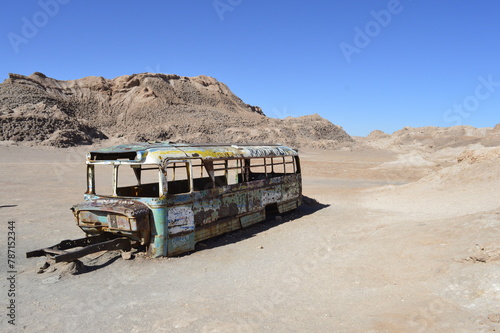 Ônibus abandonado no Atacama