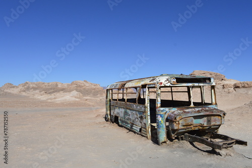 ônibus abandonado no Deserto de Aacama photo