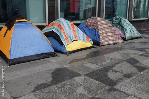 Campement de tentes de sans-abri dans la rue photo