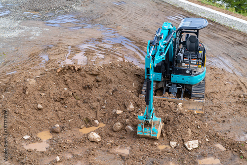 小型掘削用建設機械の写真。ショベルカー・土木工事のイメージ。