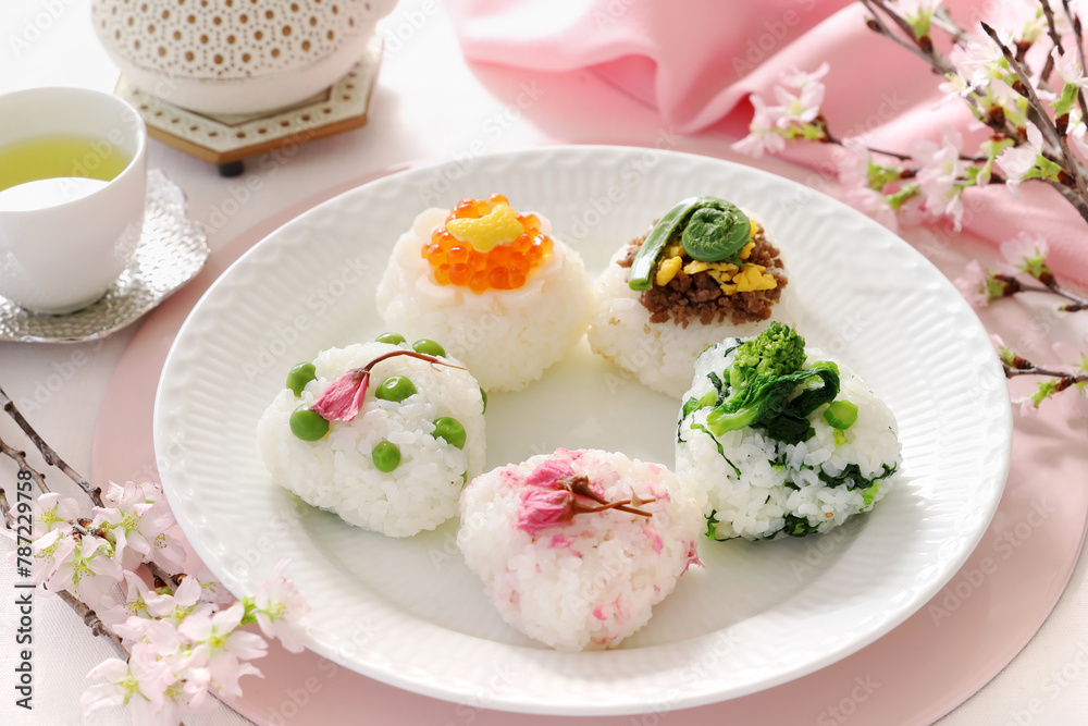 お皿の上の春の三角おにぎり　春のお花見おにぎり
