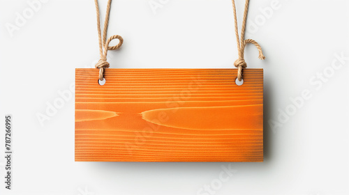 Tábua de madeira laranja suspensa no fundo branco