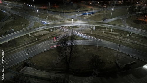widok  w nocy na skrzyżowania dróg wraz z estakadą