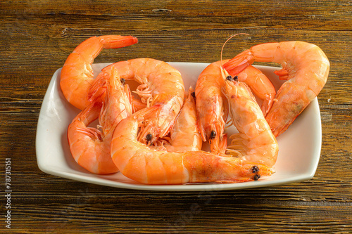 Rustic Delight: Wooden Bowl Overflowing with Cooked Prawns