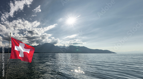 Genfer See mit Schweizer Flagge im Gegenlicht